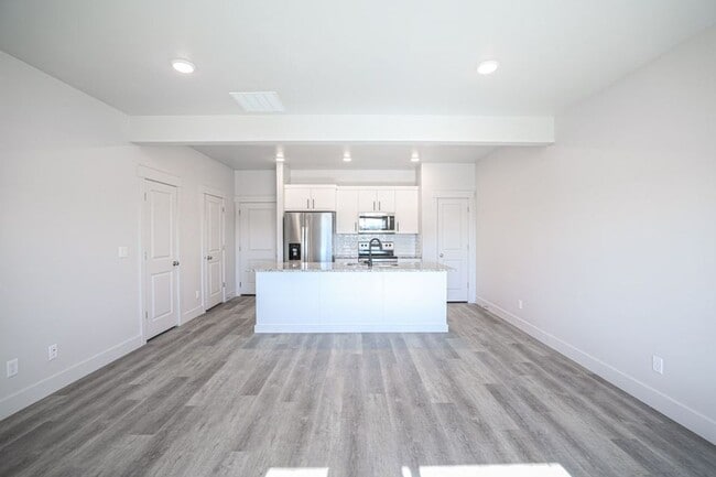 Building Photo - 3 bed, 2.5 bath Summerfield Townhome found in Rexburg! BRAND NEW PAINT THROUGHOUT!!!!