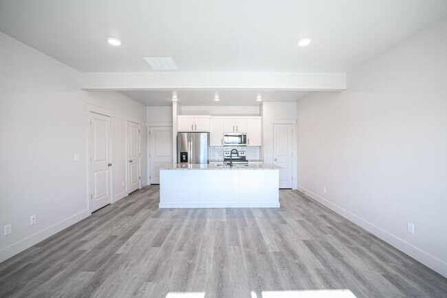 Building Photo - 3 bed, 2.5 bath Summerfield Townhome found in Rexburg!