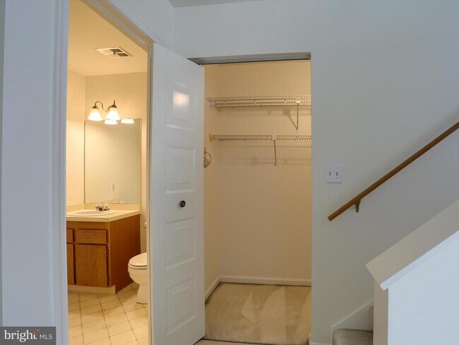 Building Photo - 1068 W Foxcroft Dr