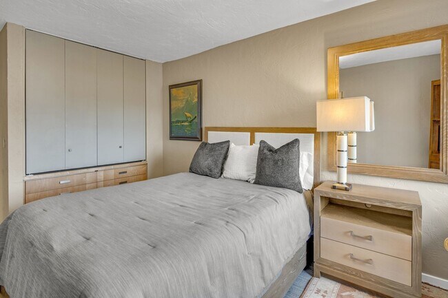 Building Photo - Perfect Downtown Furnished 1 BR Apartment