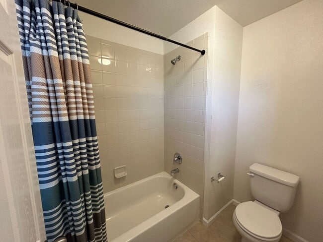 Building Photo - Beautiful 5-bedroom House in the Saddle Rock Area