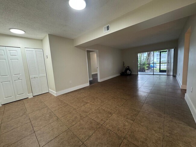 Building Photo - 711 N Pine Island Rd