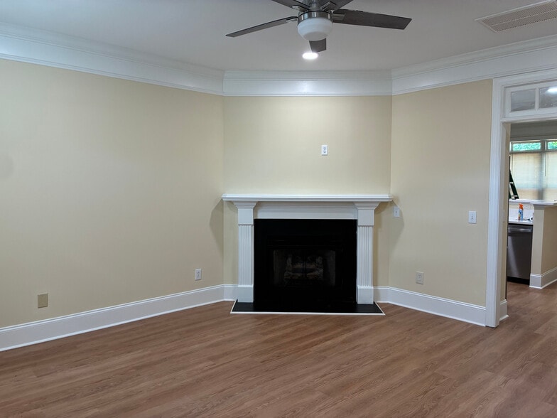 Building Photo - Room in Townhome on Windermere Dr