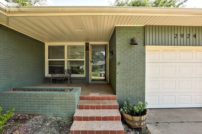 Building Photo - * * * $750 MOVE-IN SPECIAL!!! * * * Charmi...