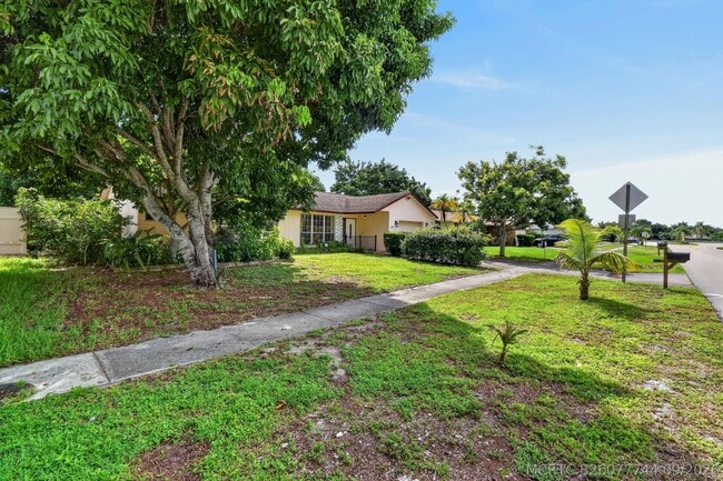 Building Photo - 1102 Westchester Dr E