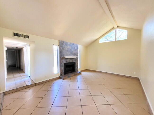Building Photo - 4235 Siesta Ln