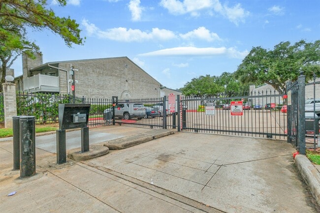 Building Photo - 10837 Braes Bend Dr