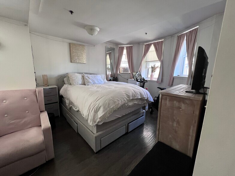 Building Photo - 15 Park Dr