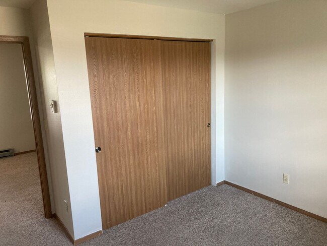 Building Photo - 2 Bedroom 1 Bath apartment on upper level