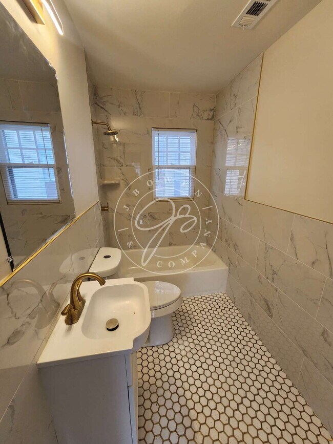 Building Photo - "Charming 2-Bedroom Retreat on Birkdale Road with Cozy 700 sq ft Layout in Toledo!"