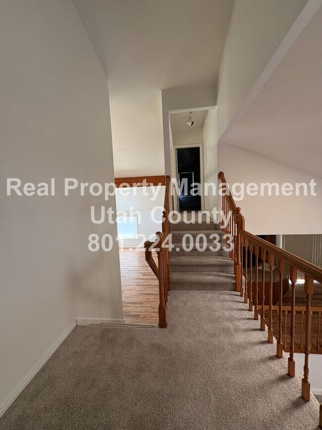 Building Photo - Large and Spacious 4 Bedroom Home!