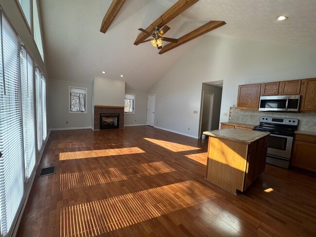 Building Photo - 175 Deer Dr