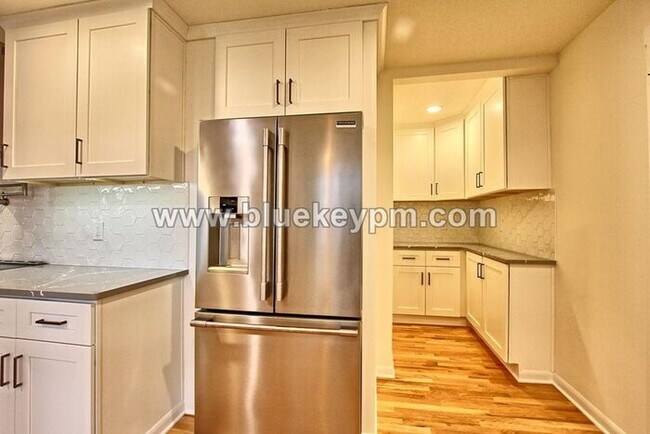 Building Photo - 3 Bed, 3 Bath Home with a LARGE 1/2 Acre Yard and Deck, Boathouse and 2 Bonus Rooms