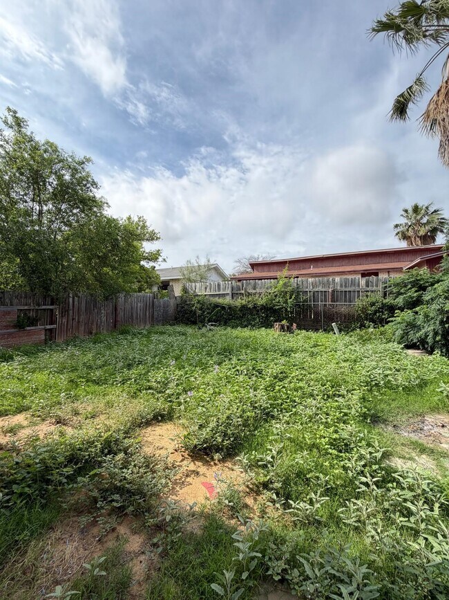 Building Photo - 1507 Agave Dr