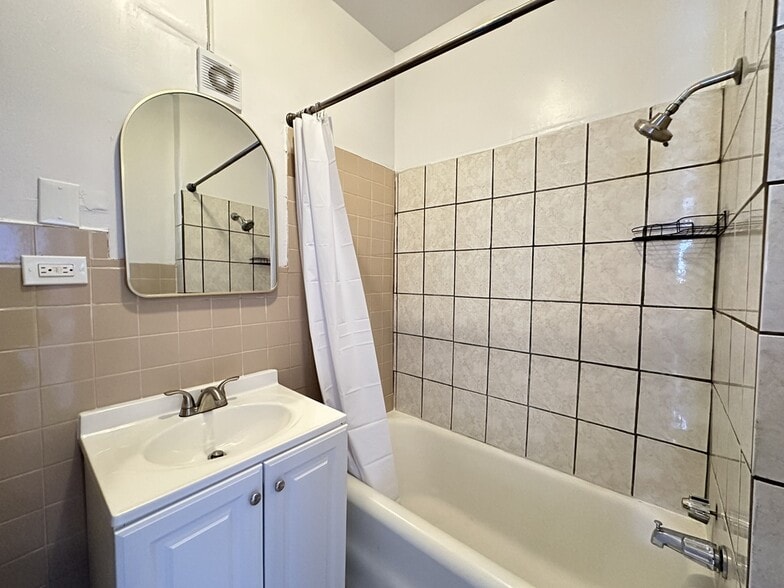 Building Photo - 7147 S Constance Ave