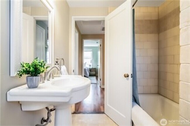 Building Photo - 5Bd/2Ba Seattle House