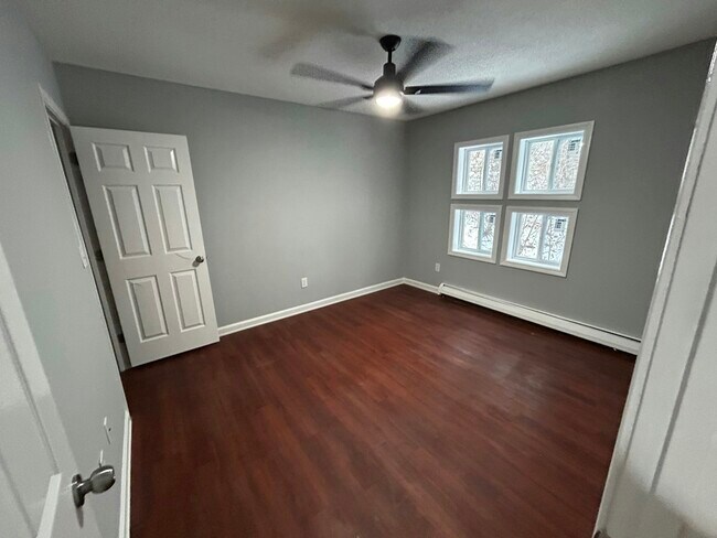 Building Photo - 11 RiverBend Dr