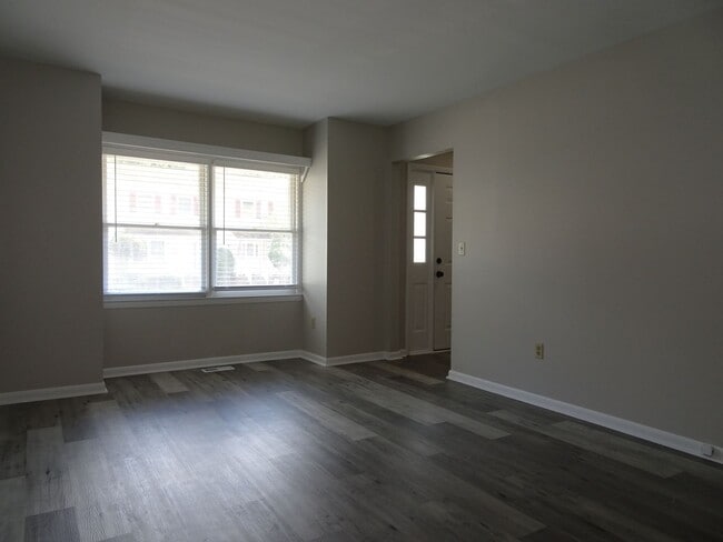 Building Photo - 3 Bedroom 2.5 bath Townhome rental in Rale...