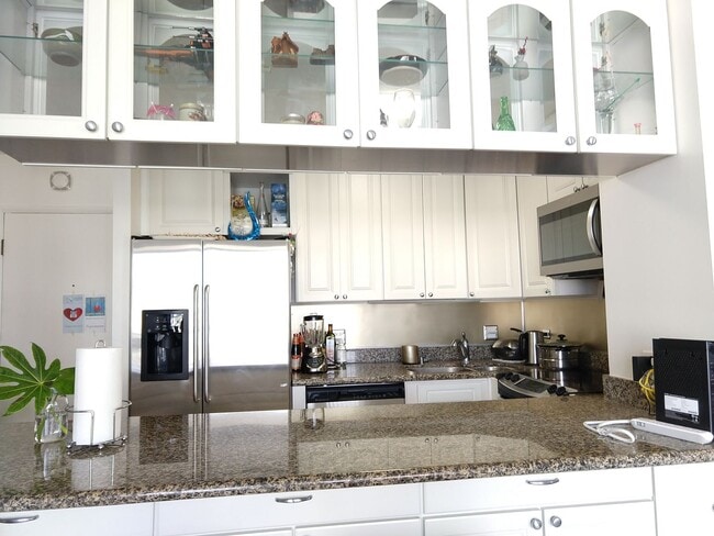 Building Photo - 1 Bedroom, 1 Bath Condo in the Heart of Waikiki – $2,550/month