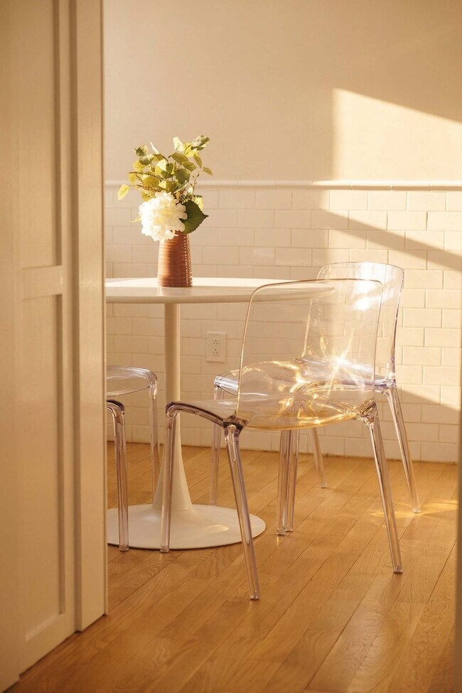 Building Photo - 3 E 9th St