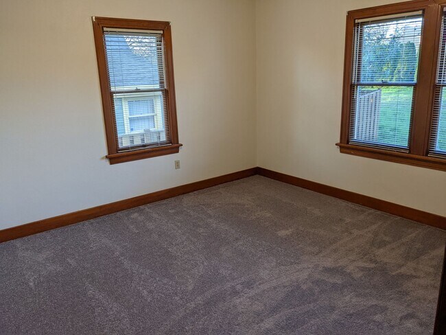 Building Photo - Large 3+ bedroom