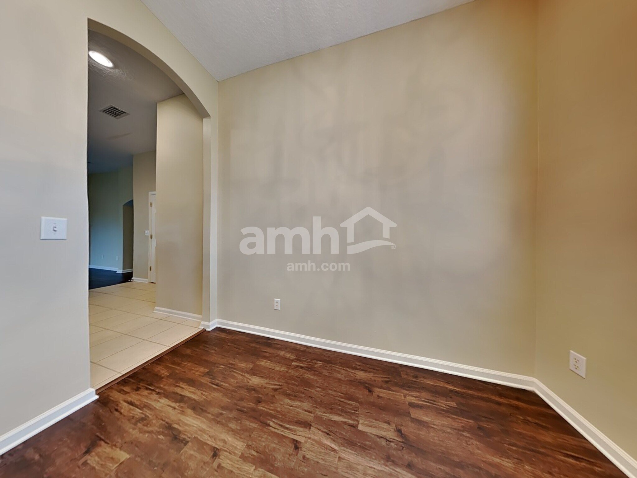 Building Photo - 705 Waterlily Way