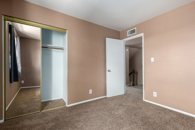Building Photo - Charming 2-Bed Townhome with Community Poo...