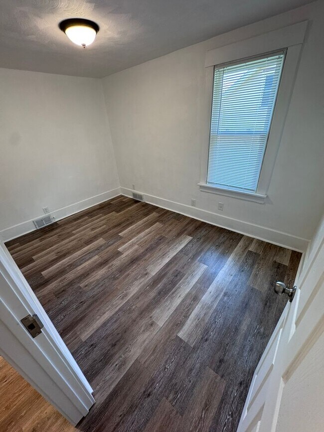 Building Photo - Fully Updated 3-Bed 1-Bath House w/ Covered Porch in Christy Park!!!