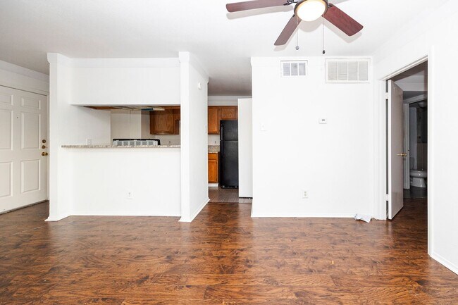 Building Photo - 18333 Roehampton Dr