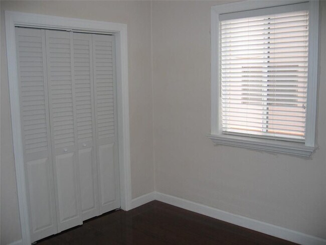 Building Photo - 115 Antiquera Ave