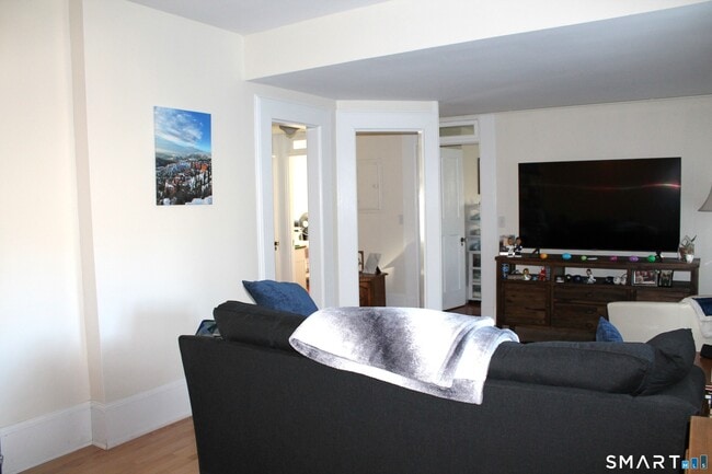 Building Photo - 7 Hillcrest Dr