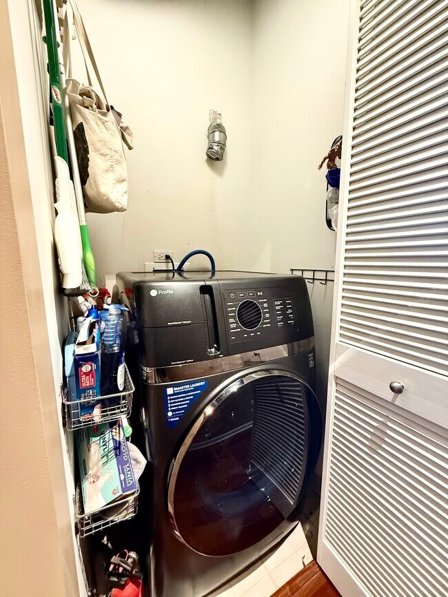 Building Photo - 125 E 13th St