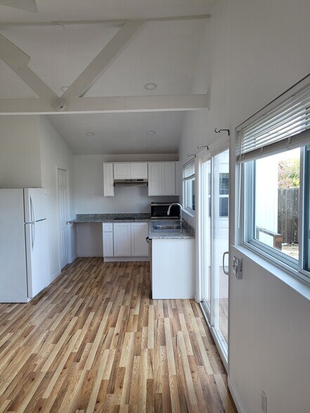 Building Photo - 1874 Queens Rd