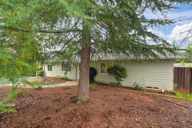 Building Photo - Charming 3 Bedroom, 2 Bath Home Close to Town