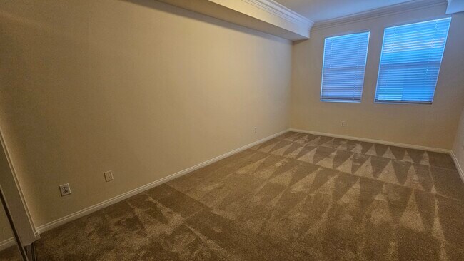 Building Photo - 949 N Croft Ave