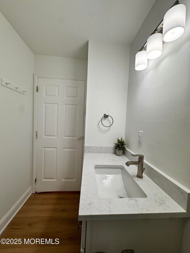 Building Photo - 878 Balmoral Ct