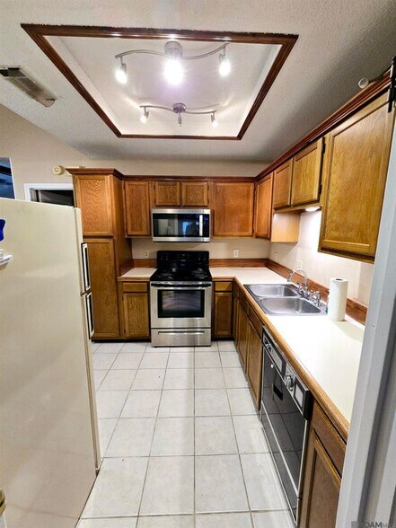 Building Photo - 16055 Manchester Ave