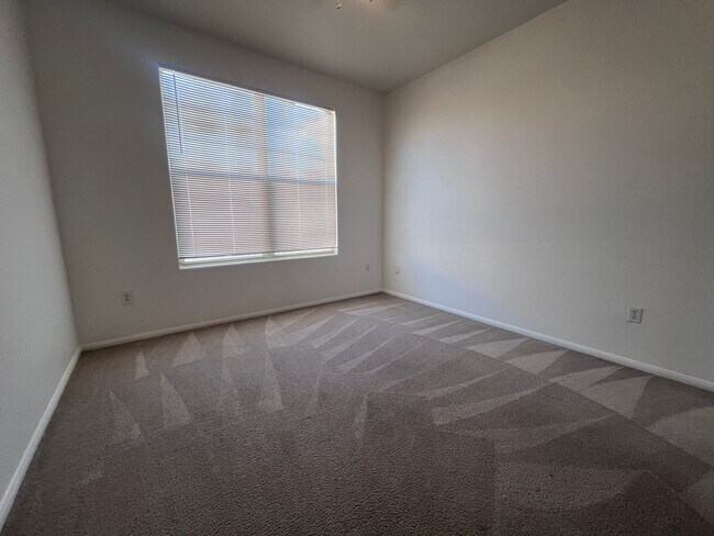 Building Photo - MOVE IN TODAY! 2 bed 2 bath condo close to Aliante Casino