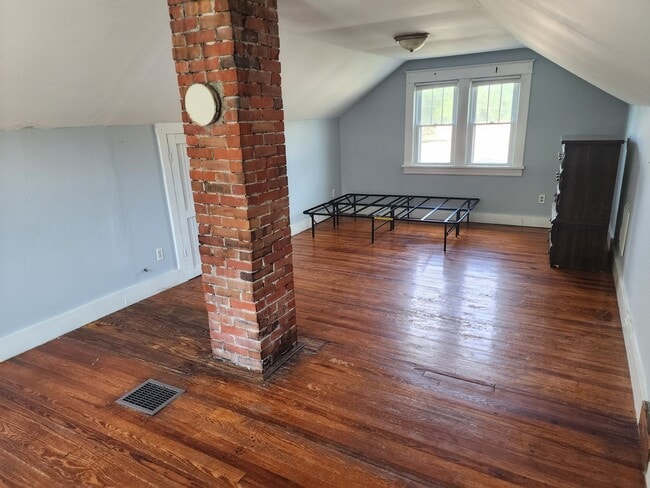 Building Photo - Cute Renovated 2 Bedroom Home with Huge Garage on large lot!