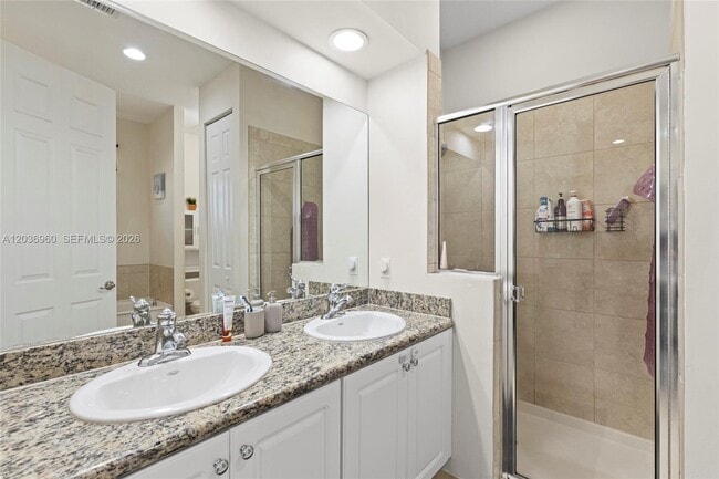 Building Photo - 6959 Julia Gardens Dr
