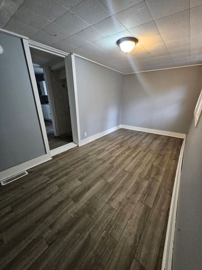 Building Photo - Lower three bedroom unit on Upper East Side