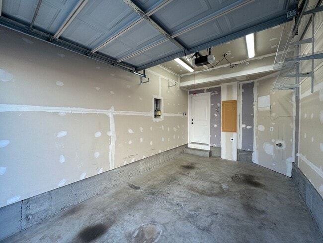 Building Photo - Gorgeous 2 Bed 2 Bath End-Unit Townhome In...