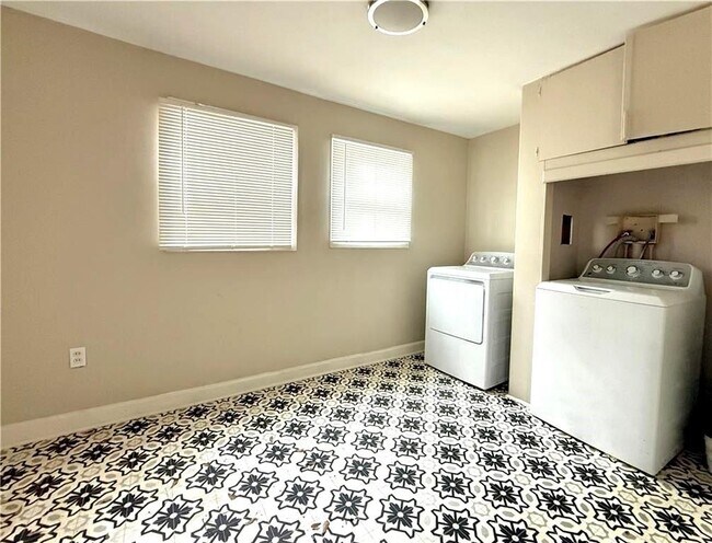 Building Photo - 1449 Lynford Dr SW