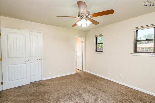 Building Photo - 4004 Hooper Dr