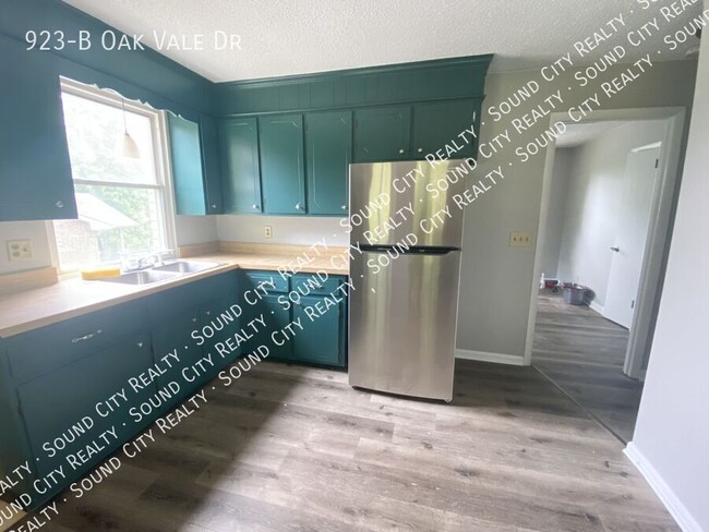 Building Photo - 923 Oak Vale Dr