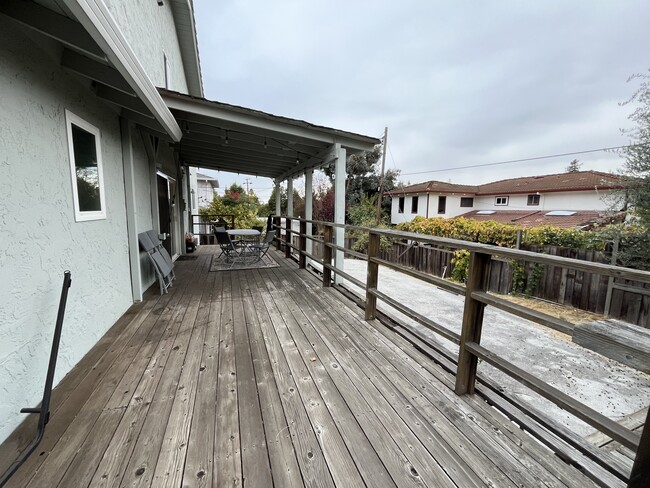 backyard/deck - 10813 Hubbard Way