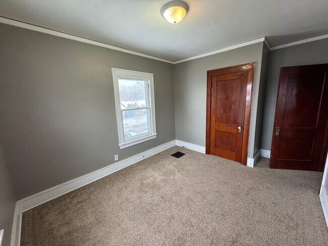 Building Photo - 4 bedroom 1 bath house in Rock Island