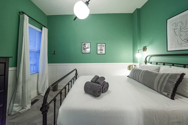 Building Photo - 1411 W Grand Ave