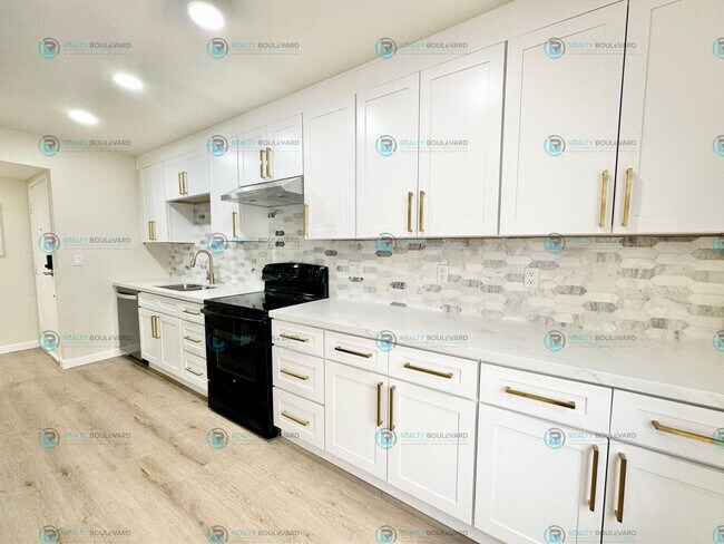 Building Photo - Newly Renovated downstairs Condo