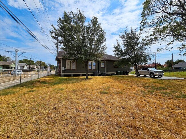 Building Photo - 718 Boundary St